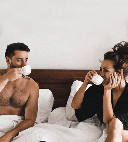 Paar_Kaffee_im_Bett_Programm_Eltern_Liebe.png